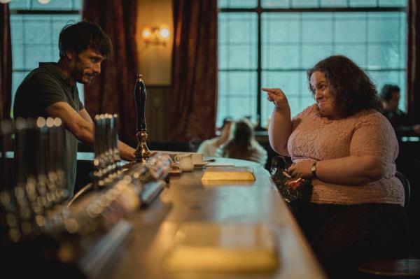 Richard Gadd and Jessica Gunning at the bar in Baby Reindeer